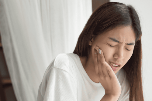 Phụ nữ đang cho con bú có nên đi nhổ răng không?