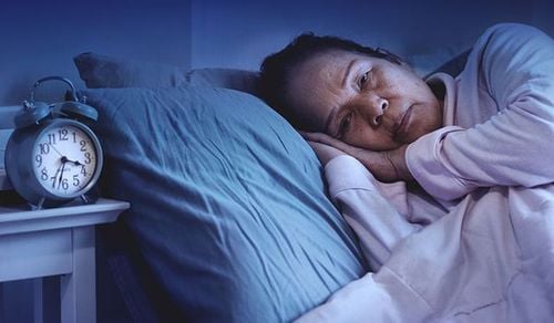 Thay đổi giấc ngủ với dấu hiệu nhận biết đó là khó ngủ và ngủ ít