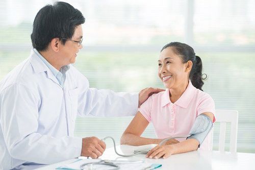 Chăm sóc sức khỏe phụ nữ tuổi 60 bằng cách thực hiện các xét nghiệm sàng lọc
