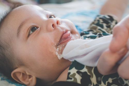 Trẻ 1 tháng tuổi nôn trớ sau ăn kèm khó ngủ có sao không?