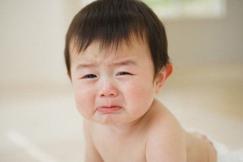 Trẻ đi tiểu bình thường có cần nong bao quy đầu không?