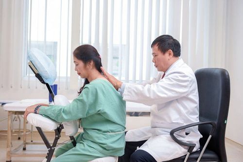
Người bệnh muốn bấm huyệt chữa đau đầu nên hỏi ý kiến bác sĩ chuyên khoa
