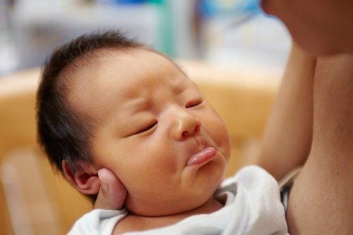 Trẻ 10 tháng tuổi đột nhiên không chịu bú sữa ngoài có sao không?