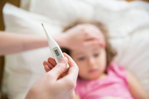 Bấm huyệt hạ sốt cho trẻ em không những giúp hạ sốt mà còn giúp trẻ tránh phải sử dụng quá nhiều thuốc Tây Y