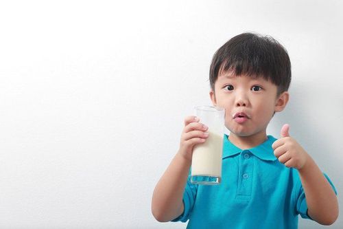 Parents can supplement vitamins for their puberty children through milk and food