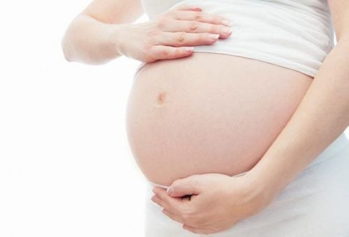 Căng bụng kèm ra máu khi mang thai 37 tuần có sao không?