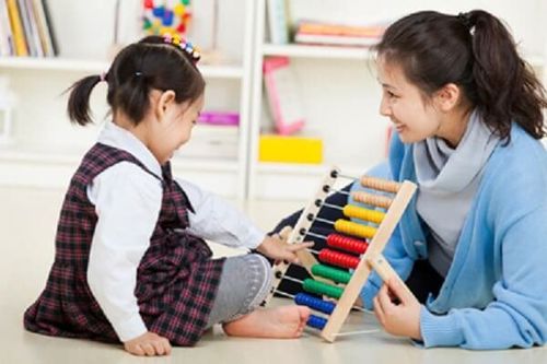 Hướng dẫn trẻ tự kỷ chơi có cấu trúc