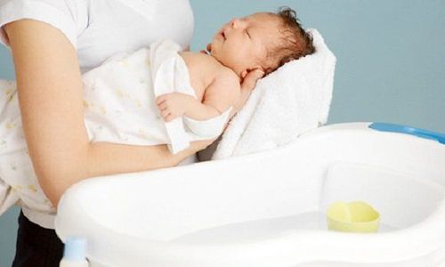 Khi chăm trẻ sơ sinh bạn cần lưu ý một số đặc điểm để có thể chăm sóc trẻ tốt hơn