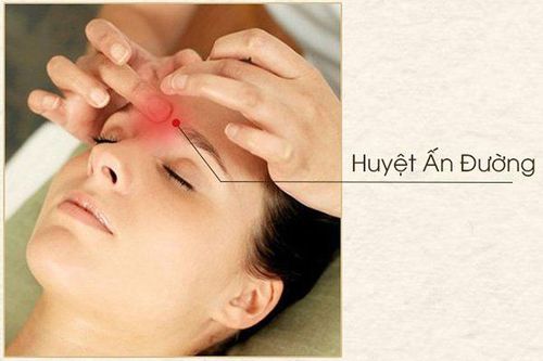 Người bệnh thường xuyên chóng mặt có thể tham khảo phương pháp xoa bóp bấm huyệt