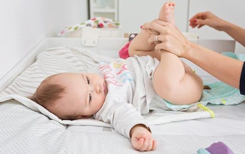 Trẻ 5 tháng tuổi đi ngoài phân lỏng có sao không?