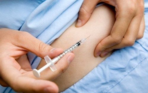 Khi đường máu tăng, người bệnh có thể áp dụng insulin bữa ăn để giảm