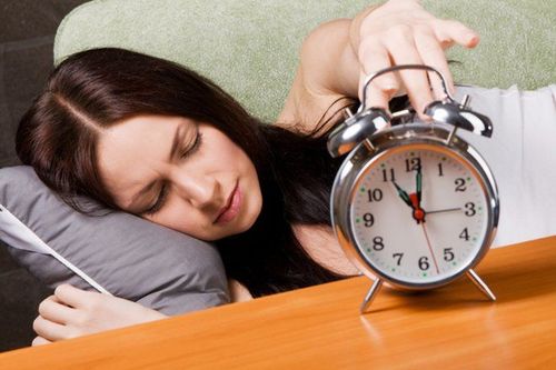Ngủ nướng quá nhiều là một trong các thói quen không tốt buổi sáng