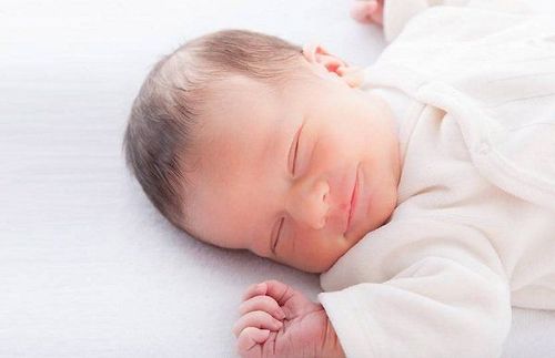 Trẻ sơ sinh hay vặn mình, nôn trớ kèm khó ngủ vào ban đêm là sao?