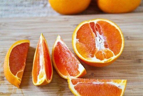 Ăn cam, bưởi sau sinh bị ra máu âm đạo đỏ tươi có sao không?