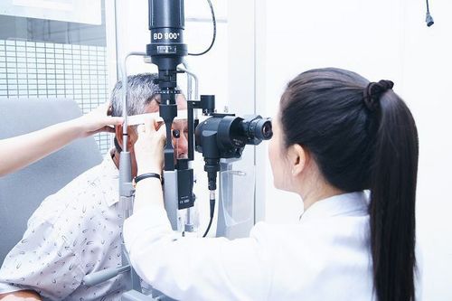 
Nếu gặp mắt rỉ nước thường xuyên thì bạn nên đến gặp bác sĩ để được thăm khám

