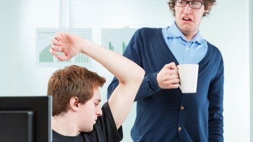 Mùi mồ hôi là nguyên nhân gây ra mùi hôi cơ thể