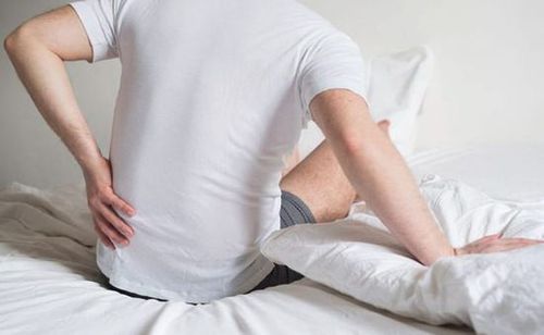 Triệu chứng đặc trưng của bệnh viêm cột sống dính khớp là đau thắt lưng hoặc vùng lưng kéo dài ít nhất 3 tháng