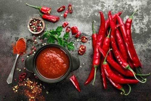 Đồ cay là một trong những thực phẩm phụ nữ sau sinh không nên ăn