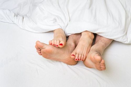
Viêm gan C có thể lây từ người này sang người khác qua việc quan hệ tình dục không an toàn.
