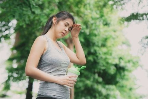 Kiệt sức do nhiệt gây ra khát dữ dội, miệng khô người mệt mỏi