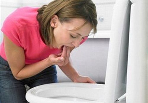 When experiencing mild food poisoning symptoms, you can perform first aid by inducing vomiting.