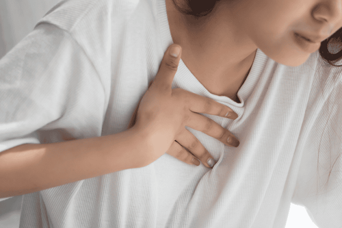 Khó thở hoặc thở gấp là triệu chứng của phù phổi đột ngột (cấp tính)