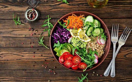 
Maintaining a balanced and healthy diet can help prevent a white-coated tongue and bad breath.
