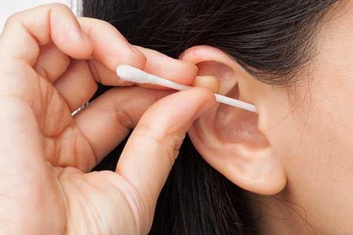 If an ear acne breaks open, disinfect the area with a cotton pad moistened with an antiseptic.
