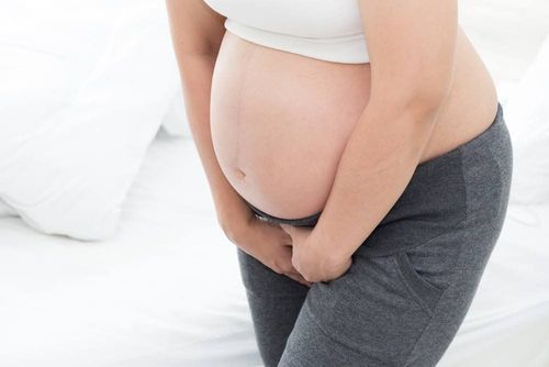Đang mang thai đi tiểu ra máu hồng có nguy hiểm?
