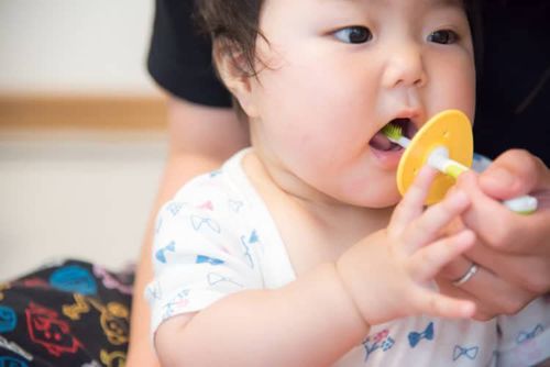 Cha mẹ tạo thói quen đánh răng cho trẻ dưới 18 tháng tuổi với nước sạch
