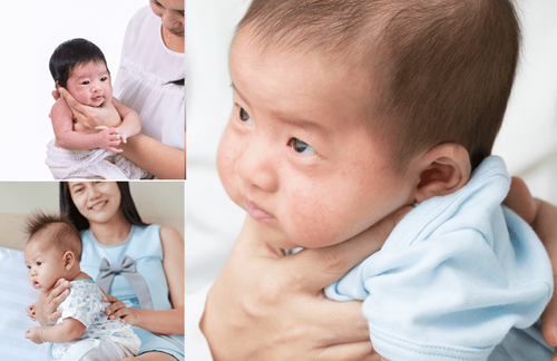 Đặt bé ngồi trên đùi