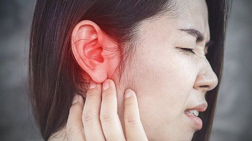 Ù tai kèm chảy dịch vàng có sao không?