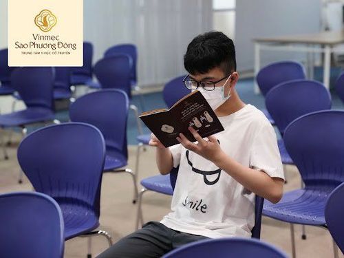 
Học sinh Vinschool khám phá kiến thức trong cuốn Cẩm nang về Cong vẹo cột sống học đường
