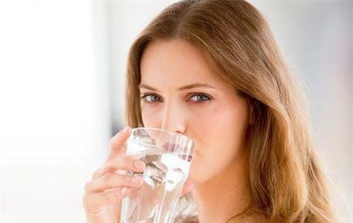 Để kiểm soát bệnh hiệu quả, bệnh nhân hãy uống đủ nước mỗi ngày.
