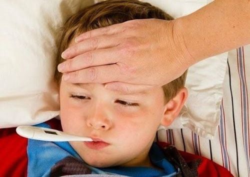 
Nhiều phụ huynh có xu hướng chủ quan, bỏ qua các dấu hiệu ban đầu của bệnh do nghĩ trẻ chỉ bị sốt bình thường. 
