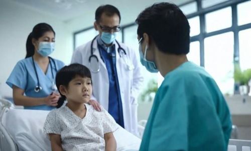 Bác sĩ sẽ thăm khám sức khỏe tim mạch của trẻ và đưa quyết định trẻ em mắc bệnh tim có được chơi thể thao hay không?