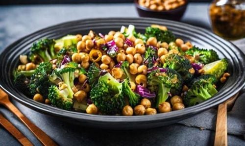 Salad bông cải xanh và đậu gà chứa protein và chất xơ tốt cho tim mạch