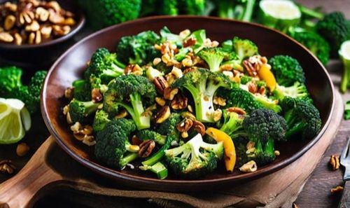 Salad bông cải xanh và hạt óc chó cung cấp omega-3 và chất chống oxy hóa