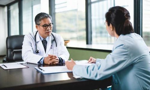 Bác sĩ tư vấn cho bệnh nhân về rủi ro và lợi ích của arginine với tim