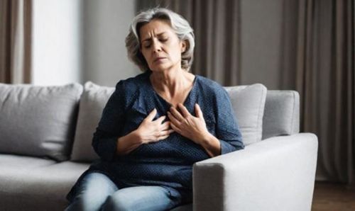 Bệnh có thể gây ra cảm giác nặng nề hoặc đau ngực