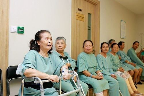Ms. Nguyen Thi Tuyet and other patients successfully underwent hip replacement surgery at Vinmec Da Nang with the joy of being discharged from the hospital