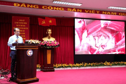 Dr. Tran Hoang Ngoc Anh presents the application of IONM in functional brain tumor surgery
