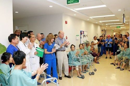 Vinmec Da Nang & OW provide free joint replacement surgeries for poor patients in Central Vietnam