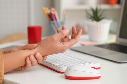 A compressed nerve causes carpal tunnel syndrome