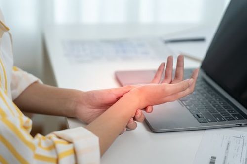 Carpal tunnel syndrome is a cause of hand pain 