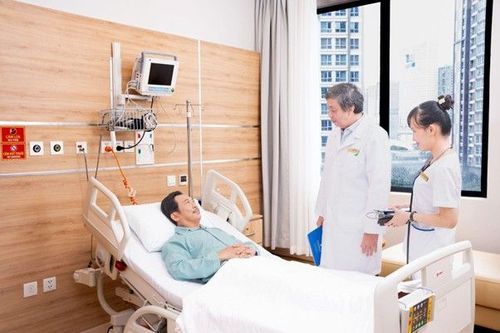 Bác sĩ và điều dưỡng theo dõi, chăm sóc người bệnh sau can thiệp tim mạch, hỗ trợ phục hồi an toàn và hiệu quả