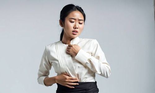 Cảm giác khó chịu nhẹ ở vùng bụng trên là một trong các dấu hiệu ban đầu của ung thư ở dạ dày.