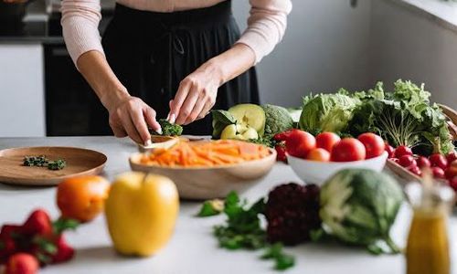 Ngoài đau lưng dưới, thai phụ cũng có thể gặp một số triệu chứng khác như mệt mỏi, buồn nôn, thay đổi thói quen ăn uống.