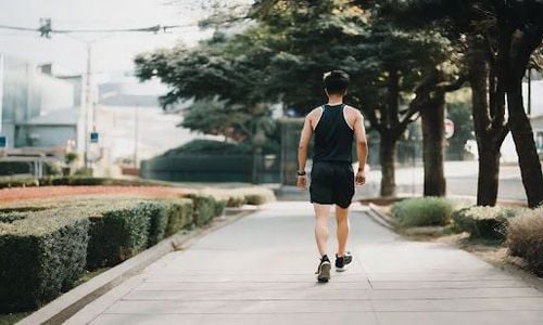 Người bệnh nên trao đổi với đội ngũ y tế để biết những hoạt động thể chất nào phù hợp nhất cho bản thân trong quá trình điều trị hoá trị lần đầu.