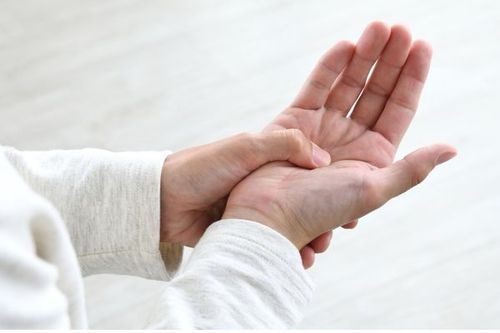 Numbness in the arms and legs after waking up indicates an underlying illness